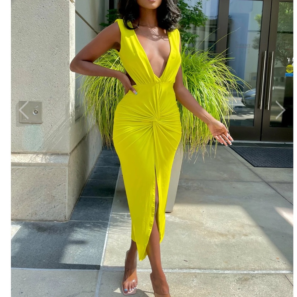Selling dress size small- runs big more like a medium